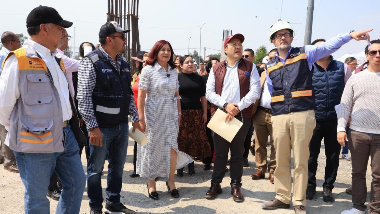 La alcaldesa de Tecámac, Rosi Wong y el secretario de Movilidad estatal, Daniel Sibaja, en la presentación del proyecto del puente vehicular. Foto: Gobierno de Tecámac.