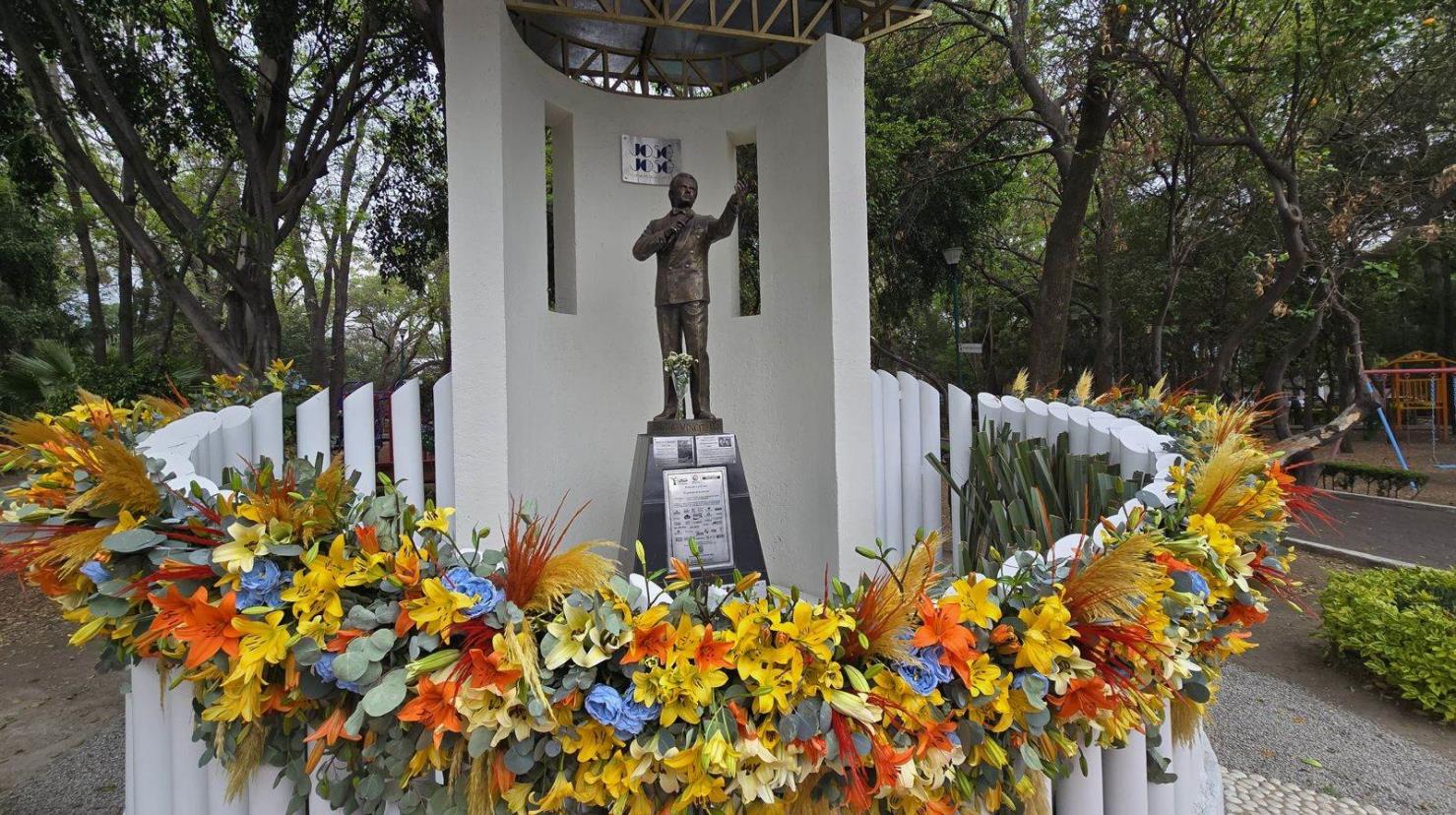 Así se ve la estatua de José José en CDMX. Foto: Mario Flores