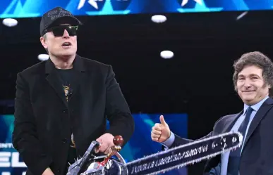 Javier Milei le regala una motosierra a Elon Musk en Washington D.C.