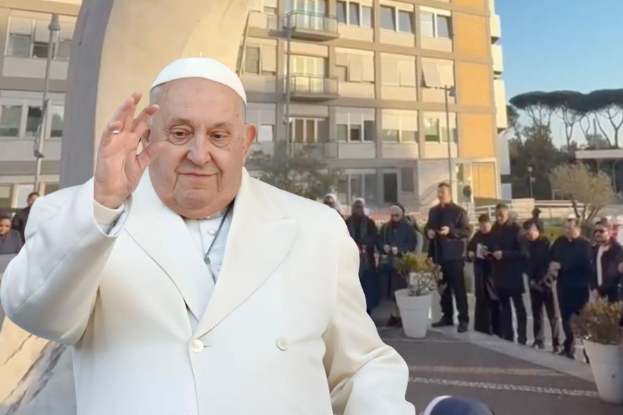 Fieles católicos se reúnen afuera del hospital para rezar por el Papa Francisco