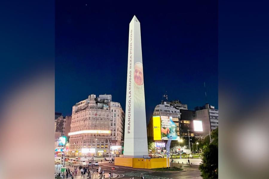 Usan Obelisco de Buenos Aires para dar mensaje al Papa Francisco