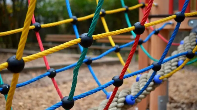 La propuesta busca mejorar la infraestructura pública, incluyendo rampas, accesos adecuados y juegos inclusivos en parques para que los niños con discapacidad disfruten igual que los demás. 