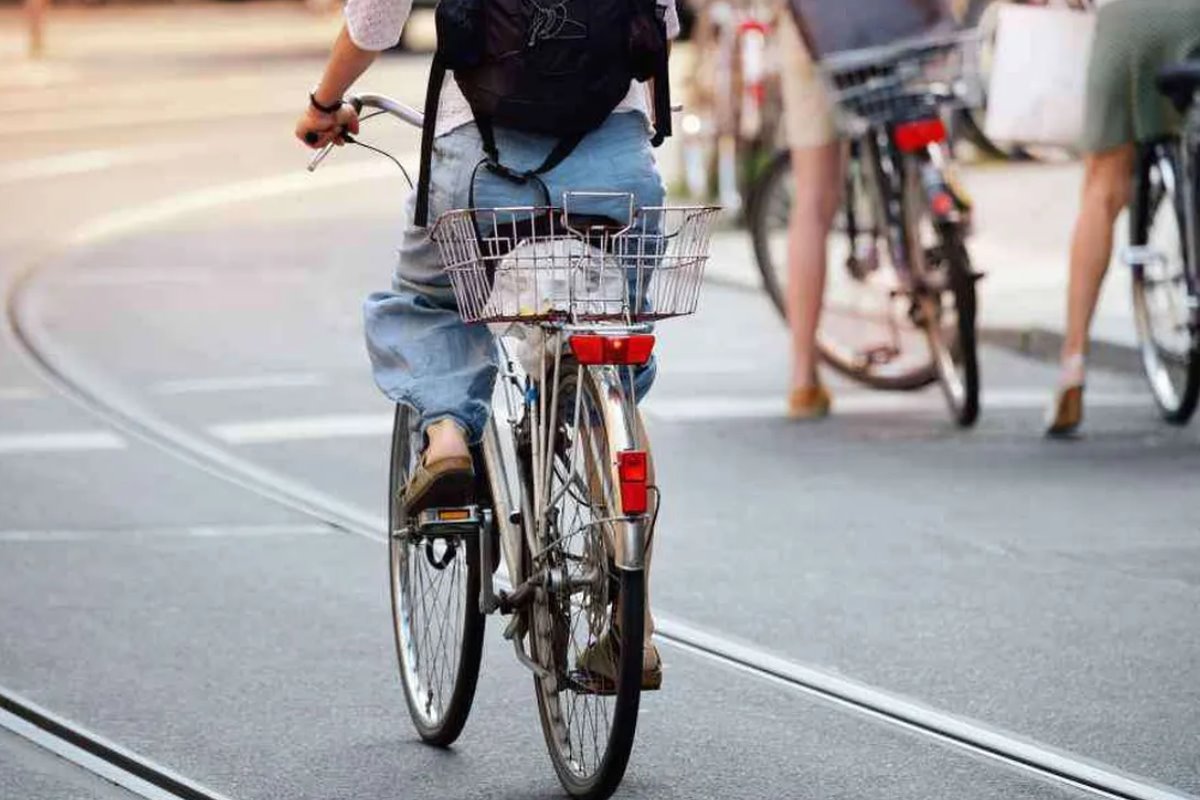 Chica en ciclovía. Foto: Ciclistas de la ciudad | Canva