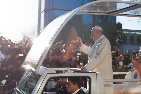 Peregrinos de México oran por la recuperación del Papa afuera del hospital Gemelli