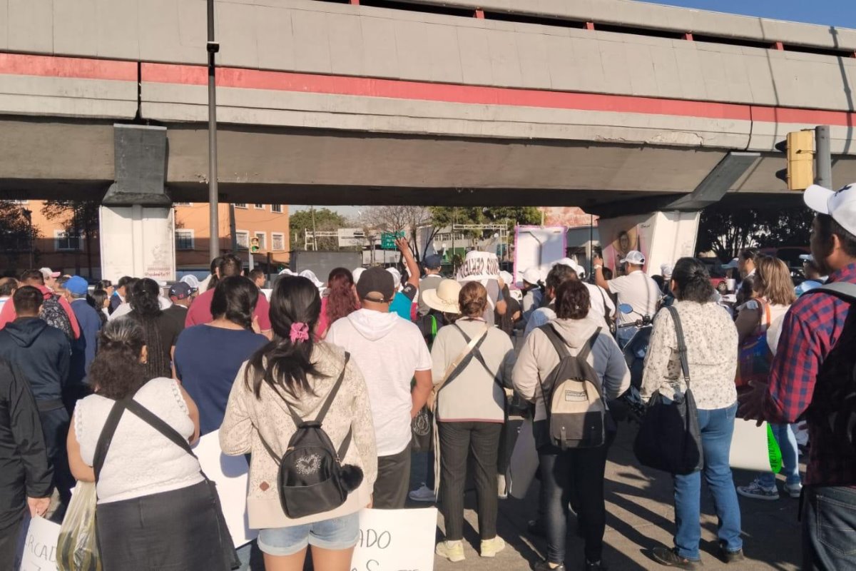 Locatarios de mercados públicos reunidos para dar inicio a su marcha.    Foto: Ramón Ramírez