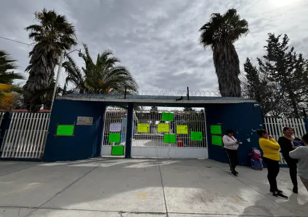 Padres de familia toman primaria Luis Donaldo Colosio; denuncian corrupción y otros problemas