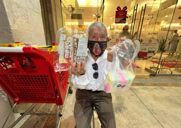 La historia de Don Martín, el abuelito que vende dulces en Gran Plaza de Mérida