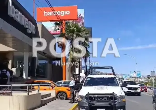 Asaltan a mujer frente a un banco en Monterrey