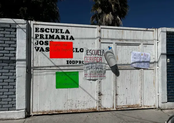 Padres de familia cierran primaria José Vasconcelos; exigen un intendente pues no hay quien limpie
