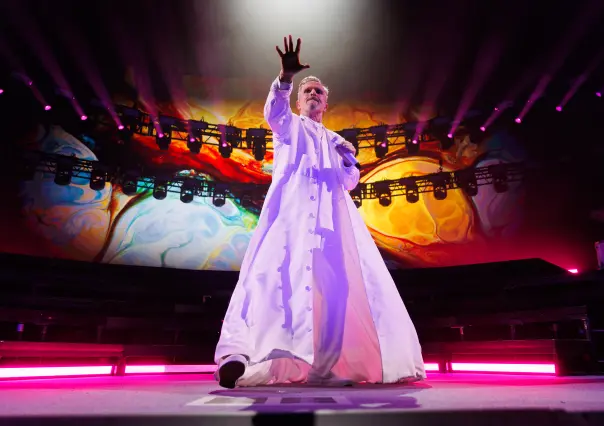 Miguel Bosé hechiza a regios al presentarse en el Auditorio Banamex