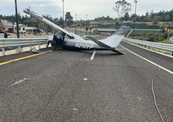 Aterrizaje de emergencia de avioneta sobre la autopista Real del Monte-Huasca