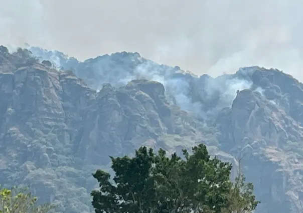 Helicópteros de la Marina y Sedena se suman a combatir incendio forestal en Tepoztlán, Morelos