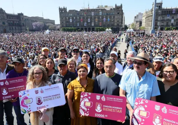 Clara Brugada entrega pago del programa Pensión Hombres Bienestar