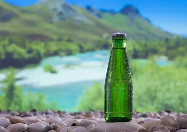 ¿Qué beneficios tiene tomar agua mineral, según expertos?