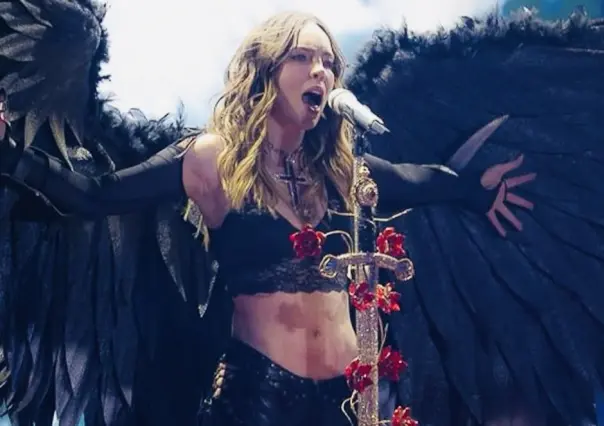 Belinda emerge como un ángel en Puebla: VIDEO