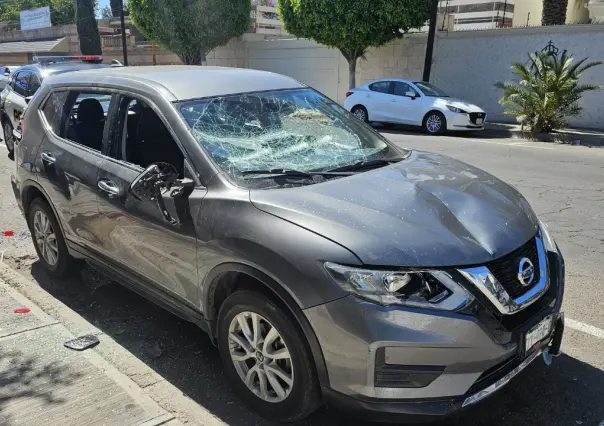 VIDEO | Encapuchados destruyen camioneta de un médico en el centro de Durango