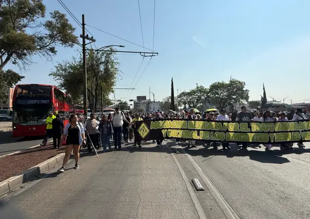 Débiles visuales marchan al Zócalo de CDMX, exigen respeto a sus derechos laborales