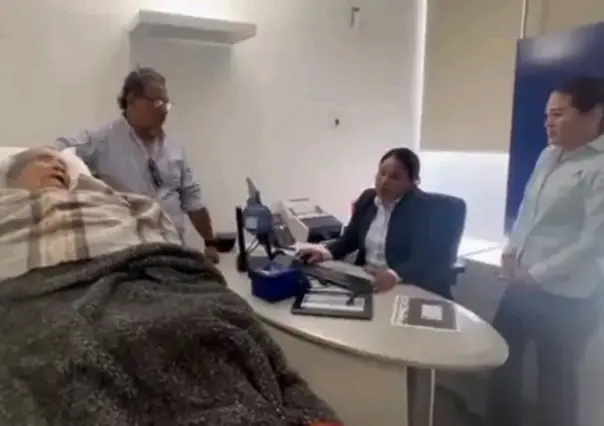 VIDEO | BBVA obliga a abuelita de 96 años a ir en camilla a cobrar su pensión