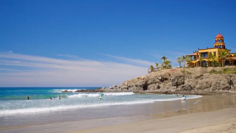Autoridades han identificado bardas y estructuras que impiden el paso libre al mar. Foto: Expedia.com