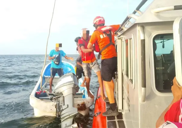 Marina rescata a ocho pescadores a la deriva en Calkiní, Campeche
