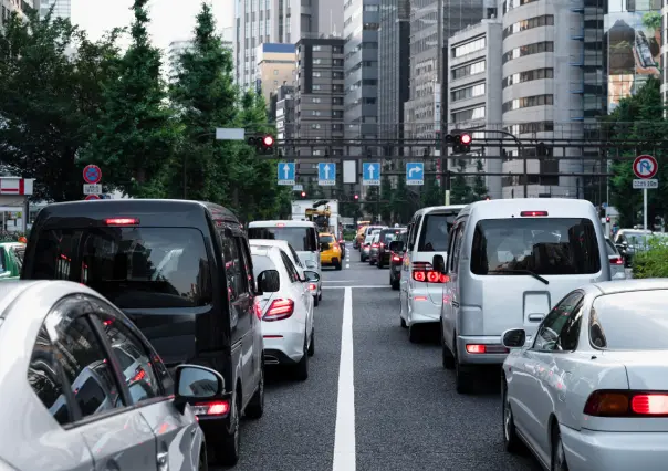 ¿Multa por rebasar por la derecha en CDMX? Esto puedes pagar por no respetar el reglamento de tránsito