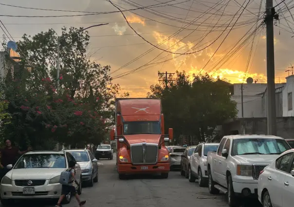 Tráiler se mete a calle sin salida y causa caos en Apodaca