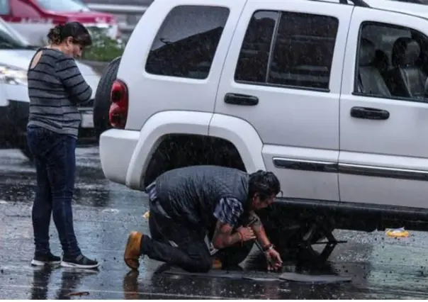 ¿Tu auto cayó en un bache? Así puedes solicitar una indemnización en CDMX