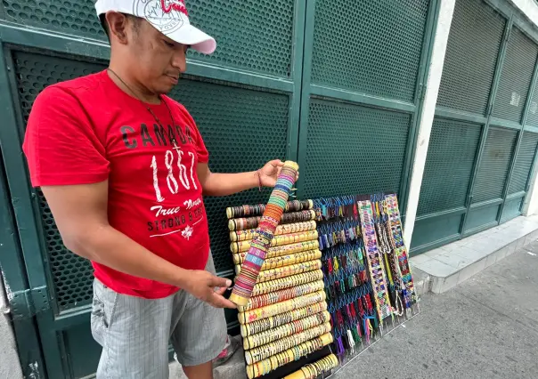 Conoce al hombre que hace arte con el hilo y vende en Monterrey