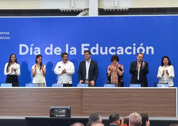 Ternium entrega becas en Preparatoria Roberto Rocca y anuncia construcción de secundaria en Pesquería