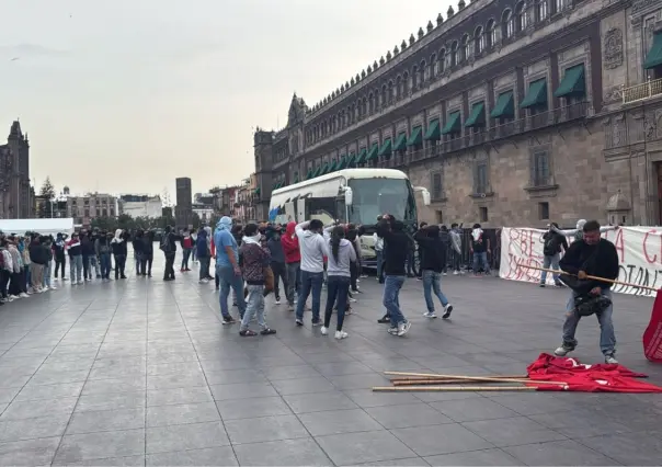 Normalistas de Chiapas burlan vallas de Palacio Nacional en CDMX; policía capitalina los retira