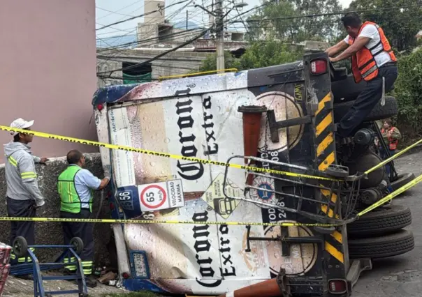 Volcadura de camión de reparto moviliza a servicios de emergencia en La Magdalena Contreras