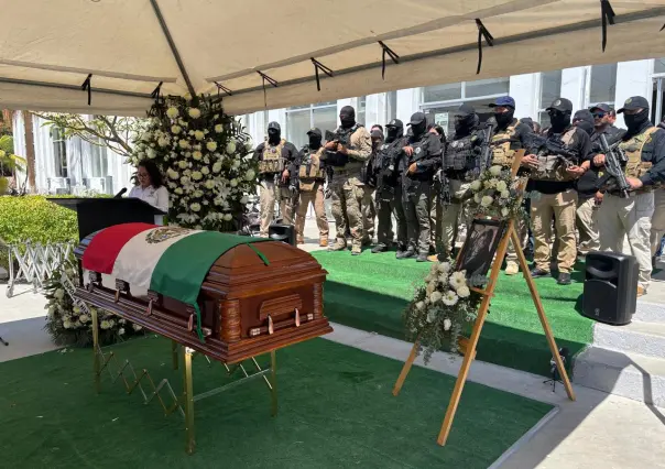Homenaje póstumo a comandante asesinado de la Procuraduría en BCS reúne a familiares y autoridades