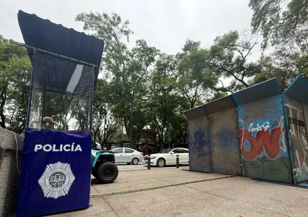 Reloj de cuenta regresiva rumbo al Mundial 2026 es cercado por vallas en Paseo de la Reforma