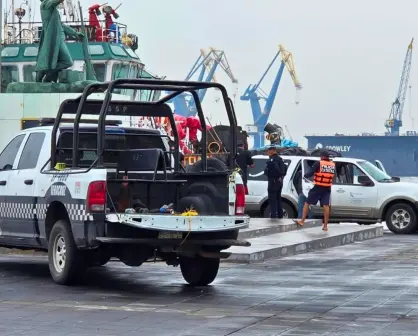 Vehículo con dos tripulantes se va al mar en malecón en Veracruz