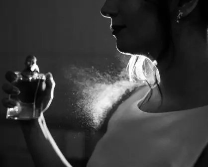 3 perfumes para mujeres de 55 años que duran más de 8 horas