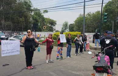 Padres de familia bloquean vialidades de Miguel Hidalgo; kínder suma un mes sin luz