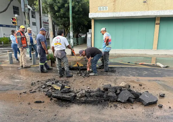 Revienta tubería en Letrán Valle; Benito Juárez amanece con fuga masiva de agua