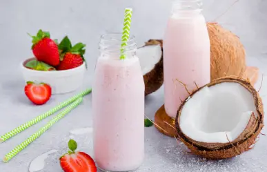 ¿Quieres ganar músculo? Prueba este licuado de proteína con fresa y coco