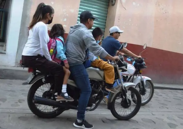 Esta es la costosa multa en CDMX por manejar moto con exceso de pasajeros