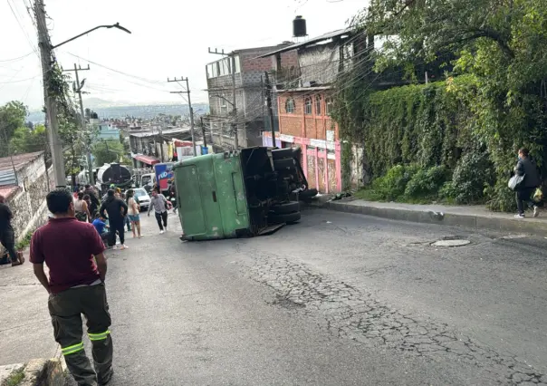 Vuelca transporte público en Xochimilco; reportan al menos 17 lesionados