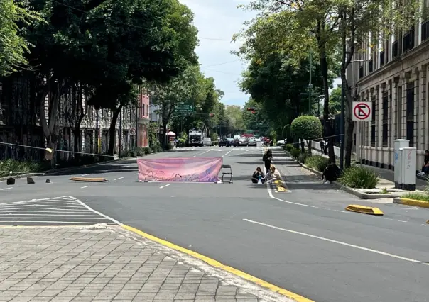 Encapuchados exigen atención en SEGOB por fraude inmobiliario; mantienen protesta y huelga de hambre