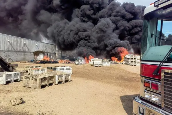 Sorprende otro incendio en La Paz; se trata de una tarimas en un rancho