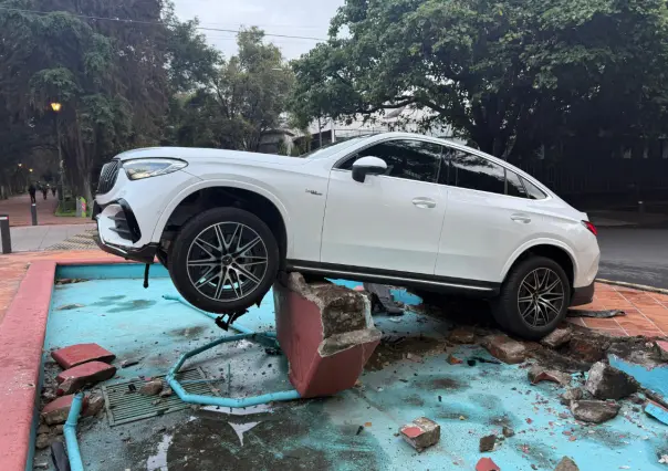 Camioneta de lujo "vuela" tras chocar contra fuente en Polanco; conductor se quedó dormido