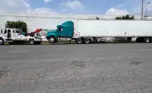 Trailero presuntamente drogado intenta atropellar a policías de tránsito en el Edomex