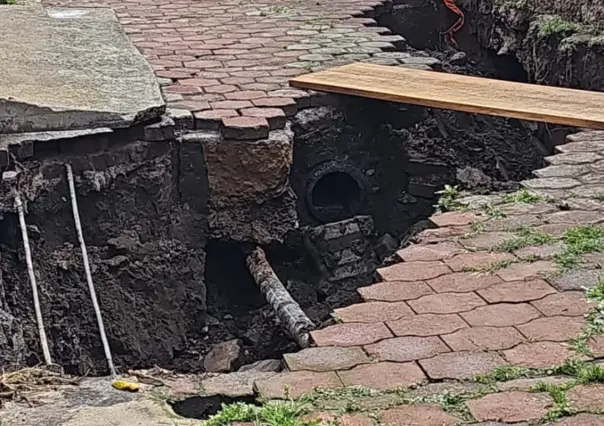 Socavón en Xochimilco pone en riesgo viviendas y obliga a desalojar a dos familias