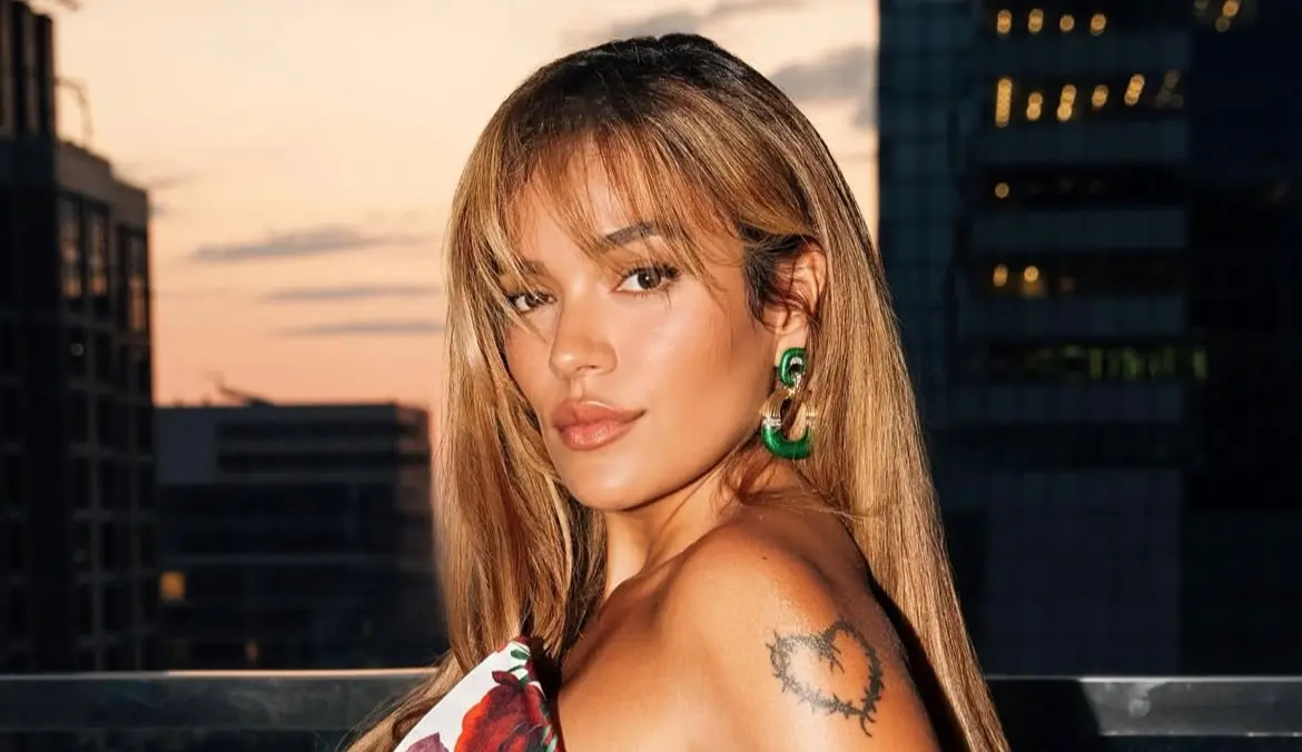 Karol G se echa palomazos con la gente de San Miguel de Allende y brinda con su nuevo tequila Foto: IG @karolg