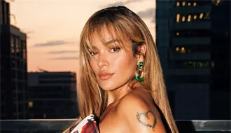 Karol G se echa palomazos con la gente de San Miguel de Allende y brinda con su nuevo tequila