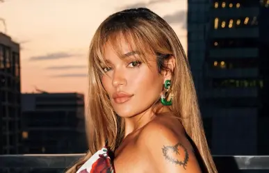 Karol G está en México y fans hacen guardia para verla