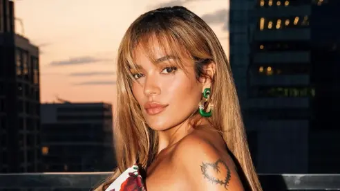 Karol G se echa palomazos con la gente de San Miguel de Allende y brinda con su nuevo tequila