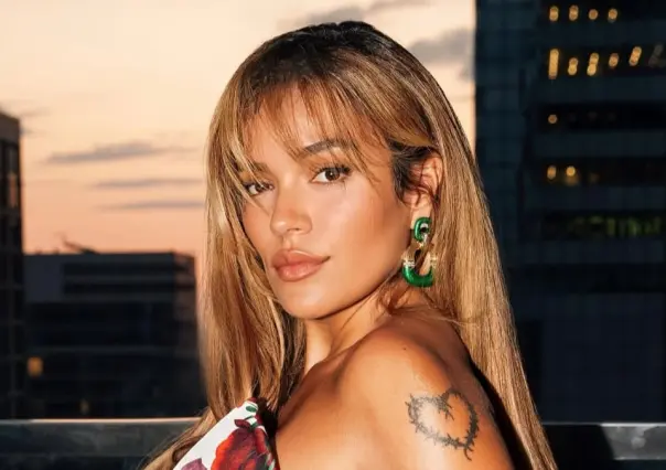 Karol G está en México y fans hacen guardia para verla